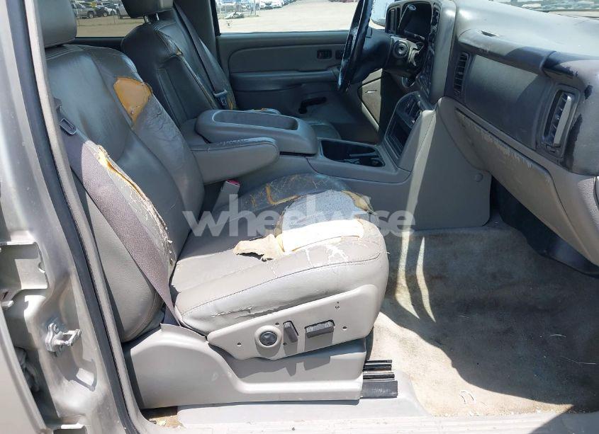 Photo 5 of 2005 Chevrolet Suburban 1500 LT (VIN 3GNEC16ZX5G140284)