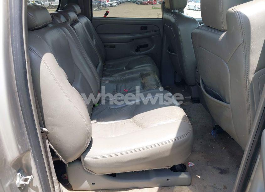 Photo 8 of 2005 Chevrolet Suburban 1500 LT (VIN 3GNEC16ZX5G140284)