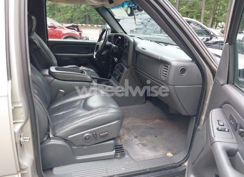 Photo 5 of 2004 Chevrolet Avalanche 1500 (VIN 3GNEK12TX4G226357)