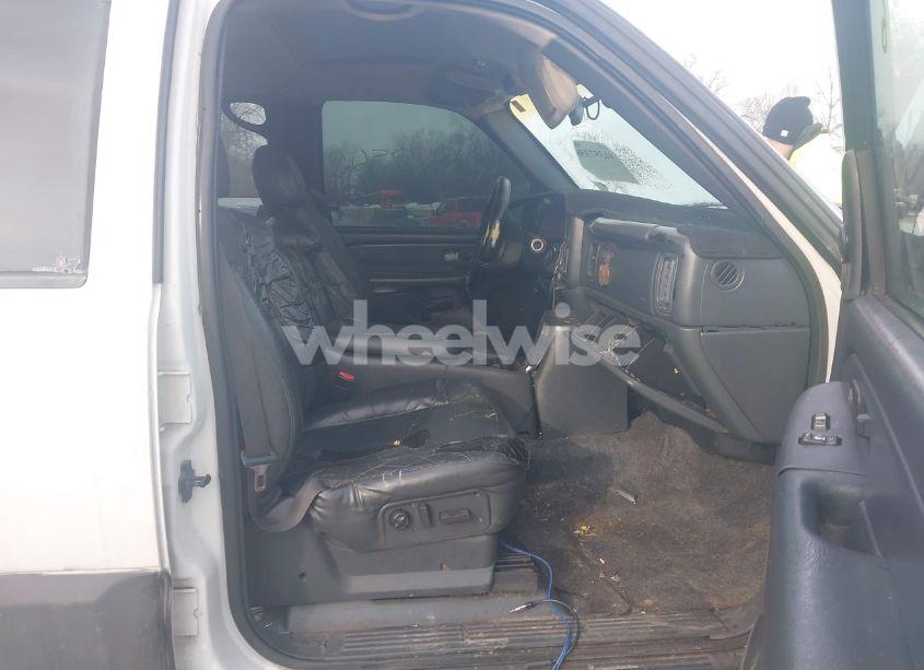 Photo 5 of 2002 Chevrolet Avalanche 1500 (VIN 3GNEK13T62G137638)