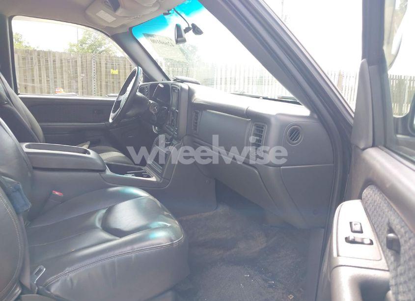 Photo 5 of 2003 Chevrolet Avalanche 1500 (VIN 3GNEK13T83G303241)