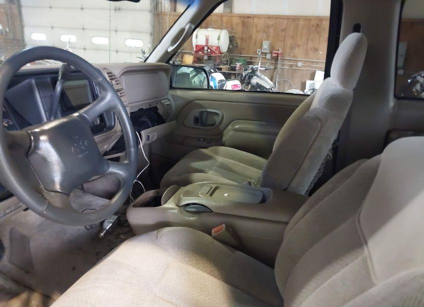 Photo 5 of 1999 Chevrolet Tahoe (VIN 3GNEK18R0XG168890)