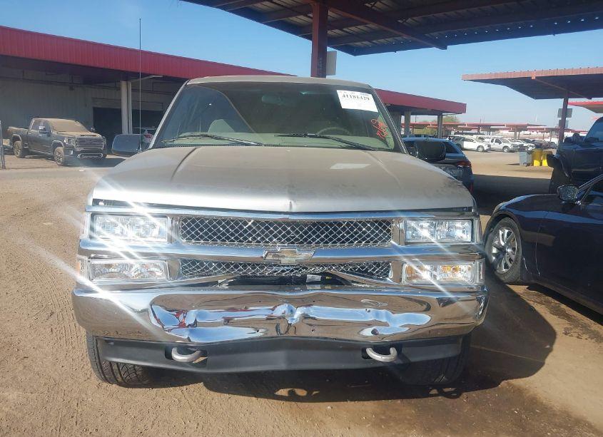 Photo 12 of 1999 Chevrolet Tahoe (VIN 3GNEK18R1XG142752)