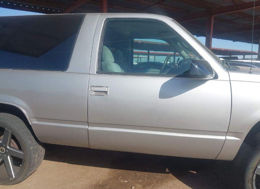 Photo 13 of 1999 Chevrolet Tahoe (VIN 3GNEK18R1XG142752)