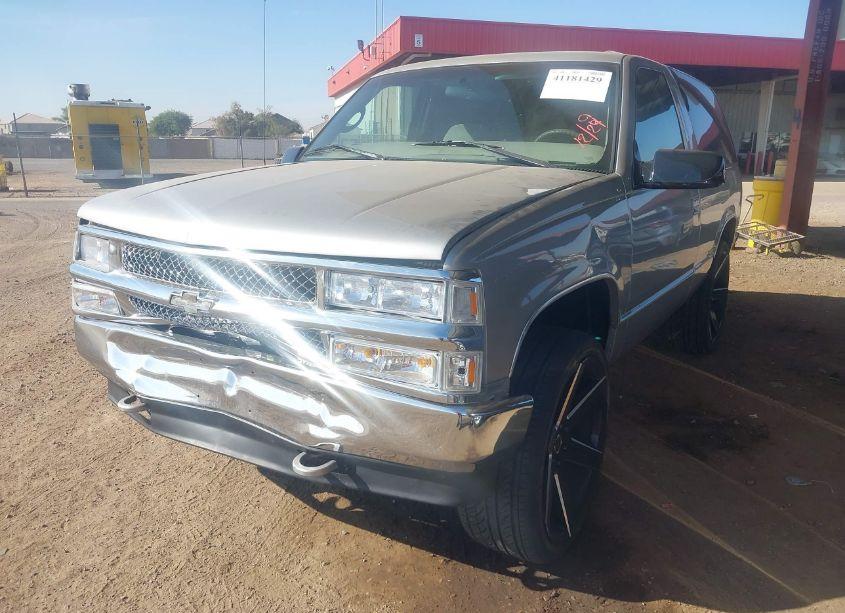 Photo 2 of 1999 Chevrolet Tahoe (VIN 3GNEK18R1XG142752)