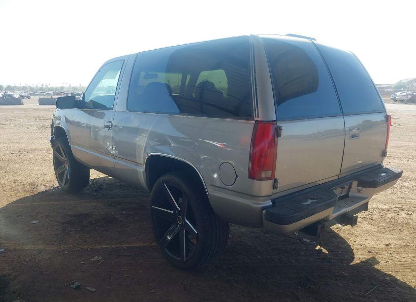 Photo 3 of 1999 Chevrolet Tahoe (VIN 3GNEK18R1XG142752)