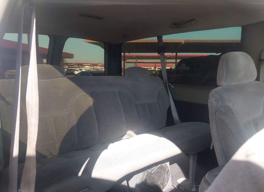 Photo 8 of 1999 Chevrolet Tahoe (VIN 3GNEK18R1XG142752)