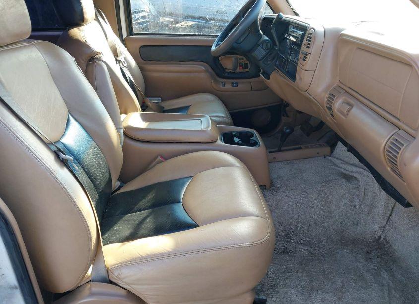 Photo 5 of 1999 Chevrolet Tahoe (VIN 3GNEK18R1XG192356)