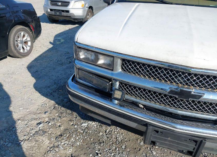 Photo 6 of 1999 Chevrolet Tahoe (VIN 3GNEK18R1XG192356)