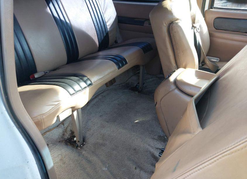 Photo 8 of 1999 Chevrolet Tahoe (VIN 3GNEK18R1XG192356)