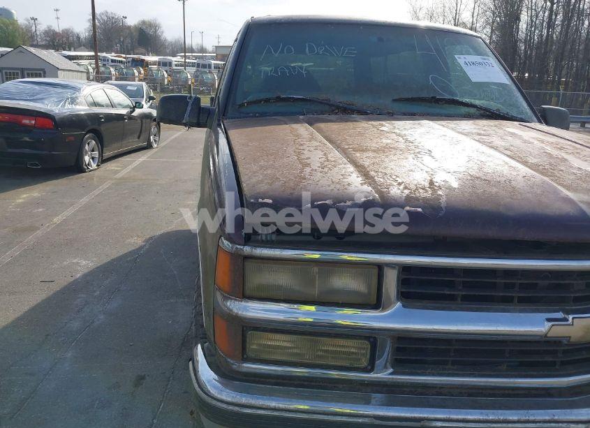 Photo 6 of 1997 Chevrolet Tahoe (VIN 3GNEK18R2VG102838)