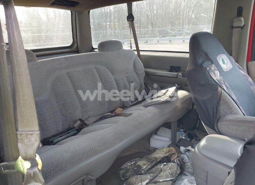 Photo 8 of 1997 Chevrolet Tahoe (VIN 3GNEK18R2VG102838)