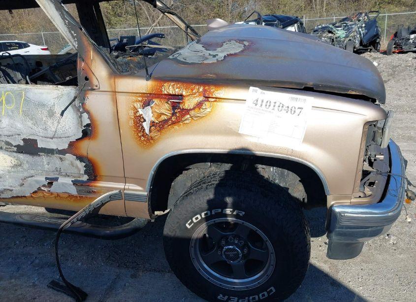 Photo 13 of 1999 Chevrolet Tahoe (VIN 3GNEK18R4XG113522)