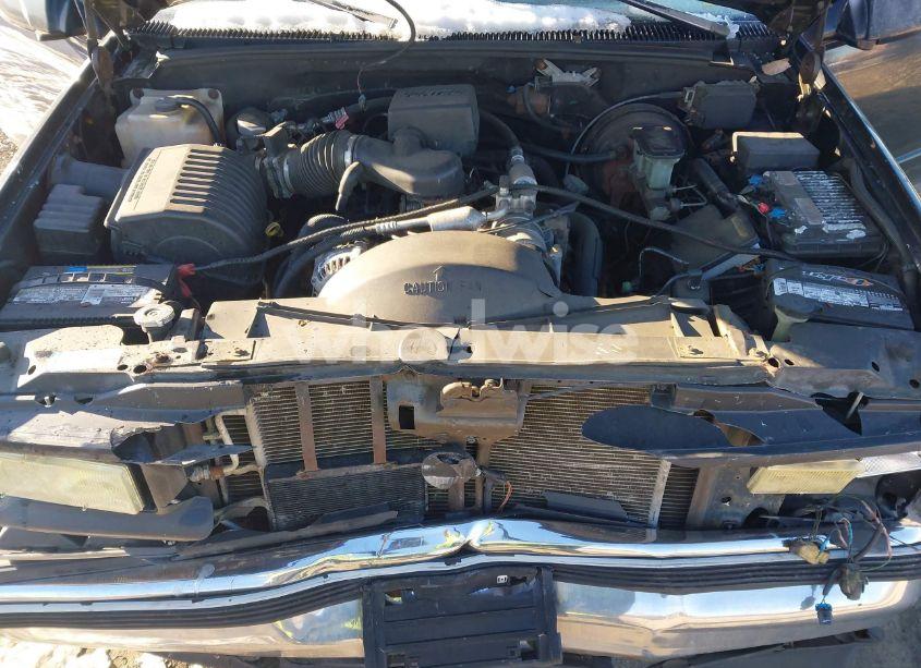 Photo 10 of 1998 Chevrolet Tahoe (VIN 3GNEK18R5WG130358)