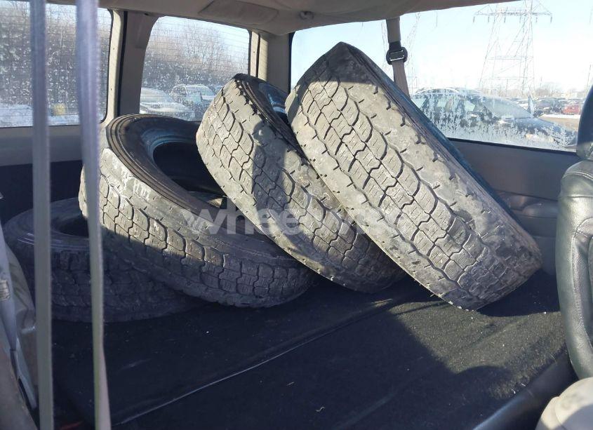 Photo 8 of 1998 Chevrolet Tahoe (VIN 3GNEK18R5WG130358)