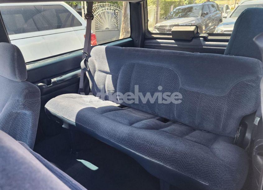 Photo 8 of 1996 Chevrolet Tahoe K1500 (VIN 3GNEK18R8TG106745)