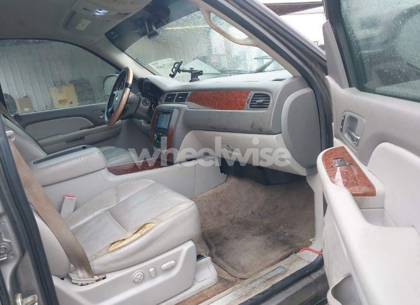 Photo 5 of 2008 Chevrolet Suburban 1500 LT (VIN 3GNFC16028G162063)