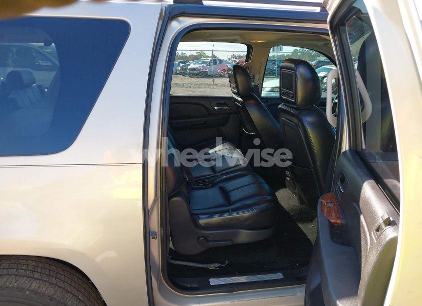 Photo 8 of 2007 Chevrolet Suburban 1500 LT (VIN 3GNFC16067G229701)