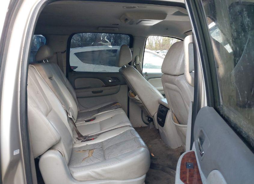 Photo 8 of 2007 Chevrolet Suburban 1500 LT (VIN 3GNFC16J27G100492)