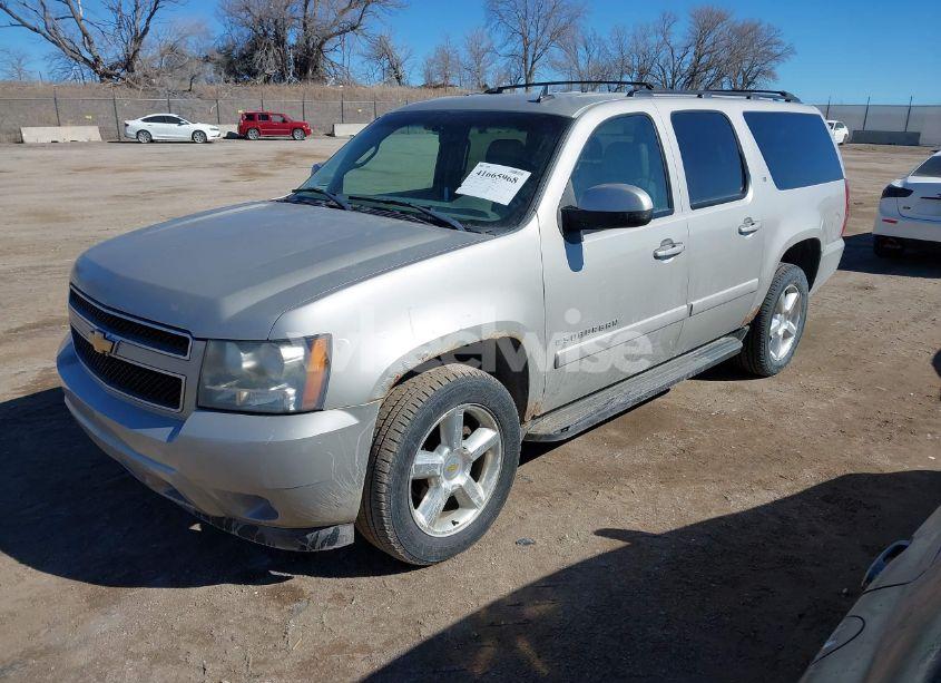 Photo 2 of 2008 Chevrolet Suburban 1500 LT (VIN 3GNFK16368G101859)