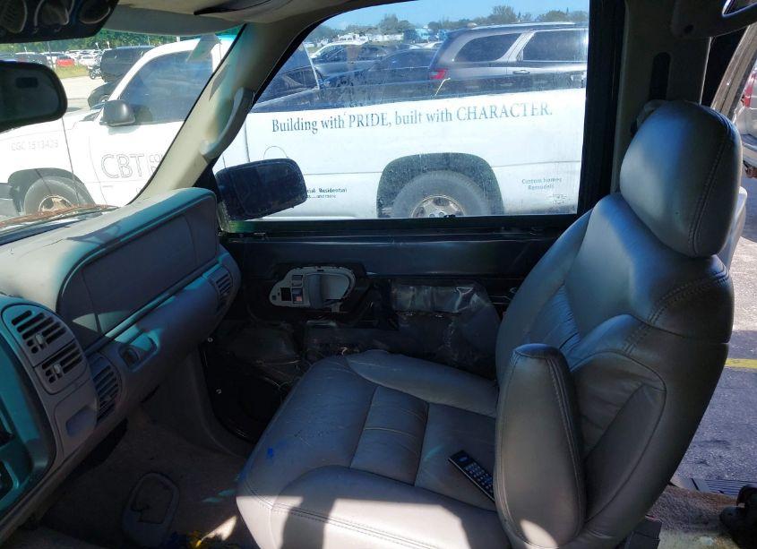 Photo 5 of 1999 Chevrolet Suburban 1500 LT (VIN 3GNFK16R0XG116053)