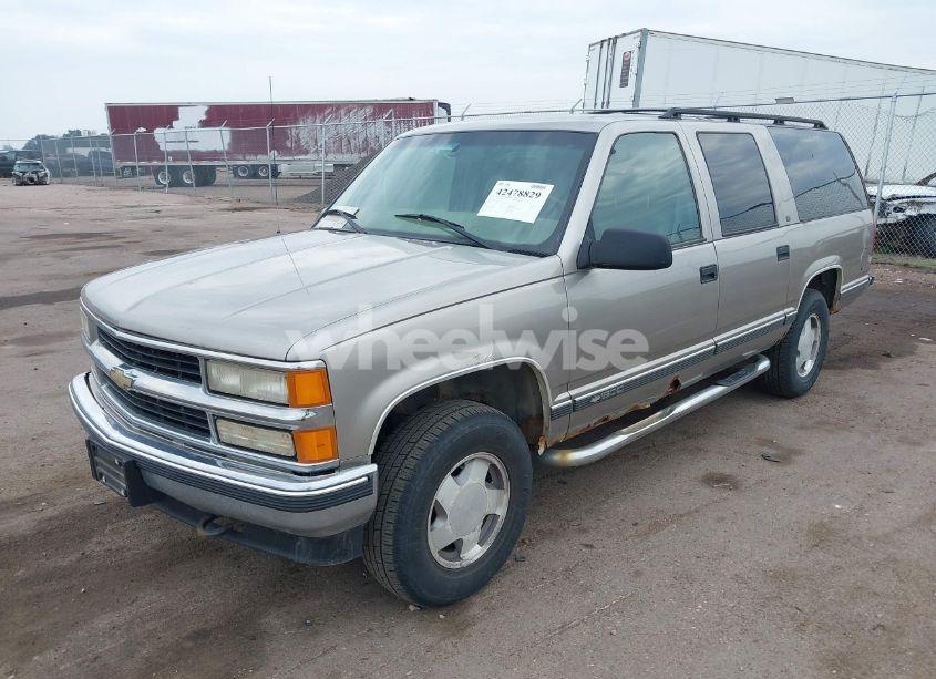 Photo 2 of 1999 Chevrolet Suburban 1500 LT (VIN 3GNFK16R0XG225015)