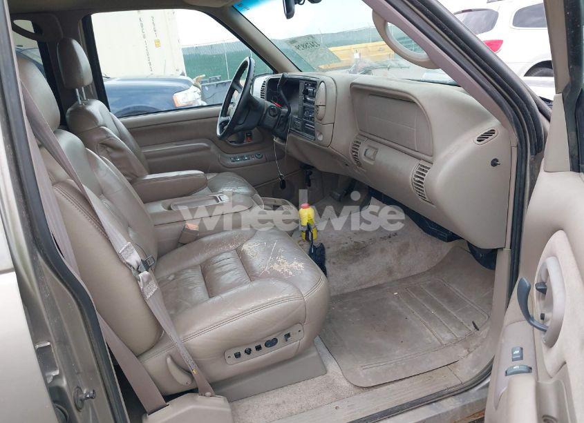 Photo 5 of 1999 Chevrolet Suburban 1500 LT (VIN 3GNFK16R0XG225015)