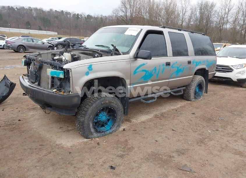 Photo 2 of 1999 Chevrolet Suburban 1500 LT (VIN 3GNFK16R1XG191800)
