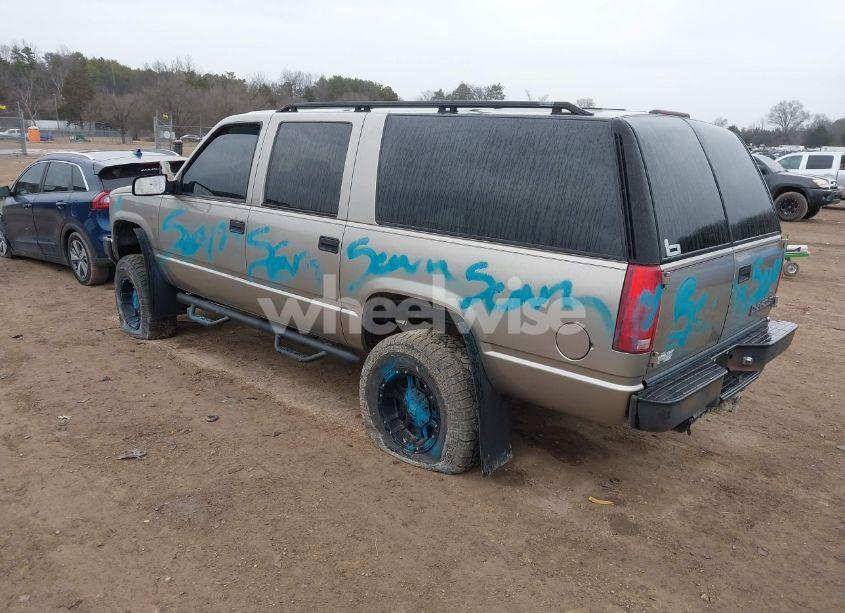Photo 3 of 1999 Chevrolet Suburban 1500 LT (VIN 3GNFK16R1XG191800)