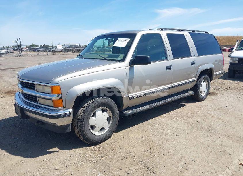 Photo 2 of 1999 Chevrolet Suburban 1500 LT (VIN 3GNFK16R1XG232927)