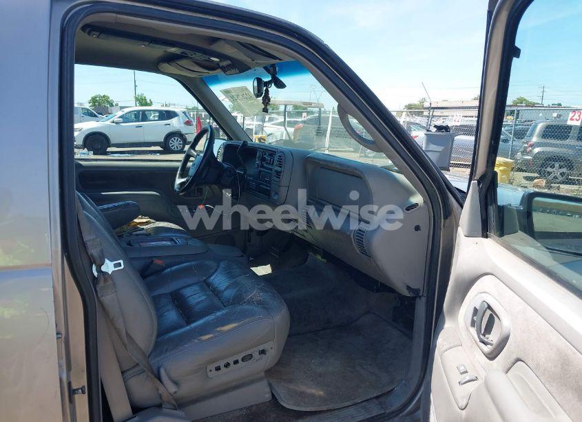 Photo 5 of 1999 Chevrolet Suburban 1500 LT (VIN 3GNFK16R1XG232927)