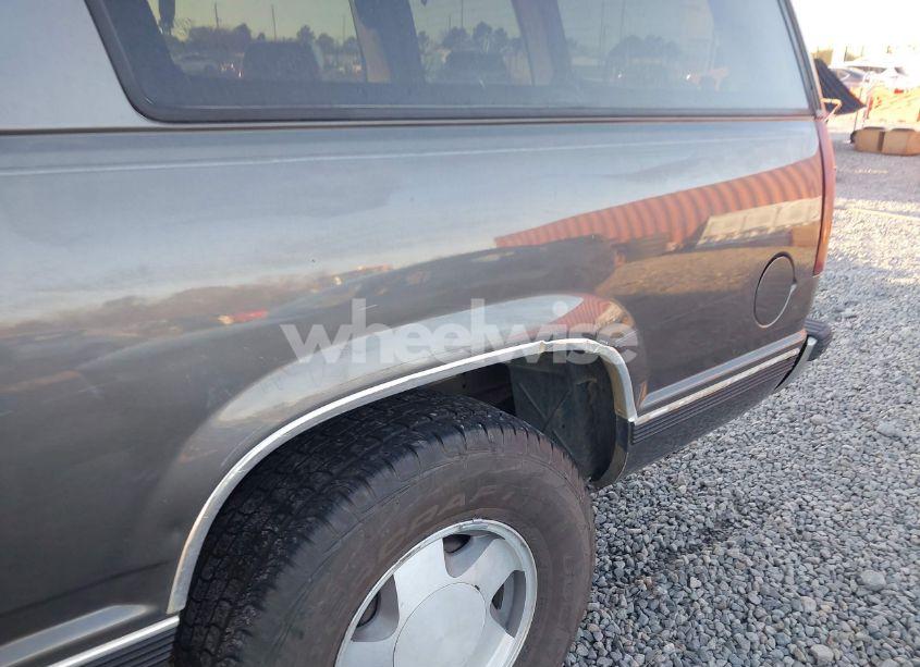 Photo 13 of 1999 Chevrolet Suburban 1500 LT (VIN 3GNFK16R3XG147202)
