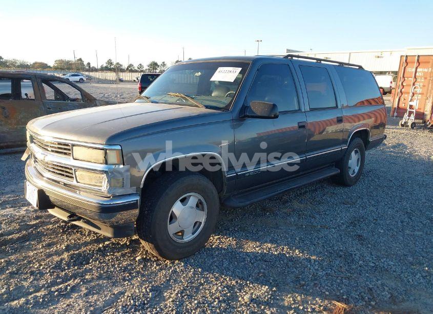Photo 2 of 1999 Chevrolet Suburban 1500 LT (VIN 3GNFK16R3XG147202)
