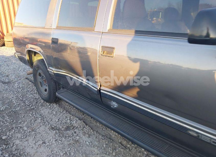 Photo 6 of 1999 Chevrolet Suburban 1500 LT (VIN 3GNFK16R3XG147202)