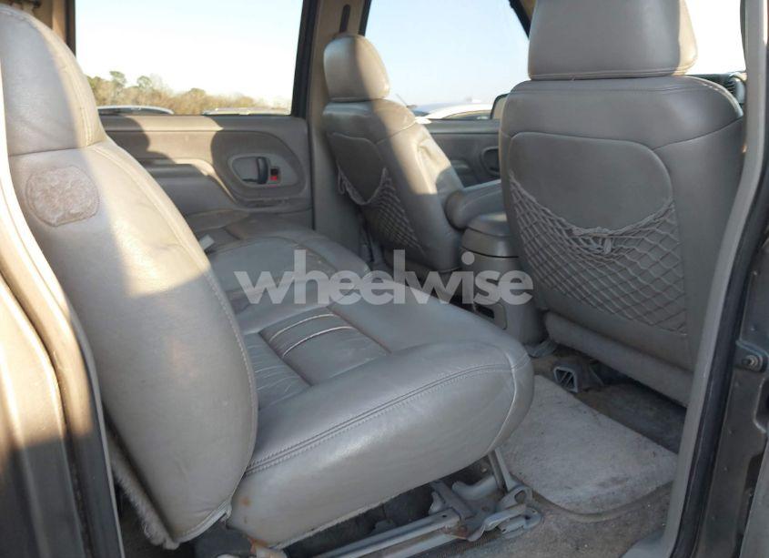 Photo 8 of 1999 Chevrolet Suburban 1500 LT (VIN 3GNFK16R3XG147202)