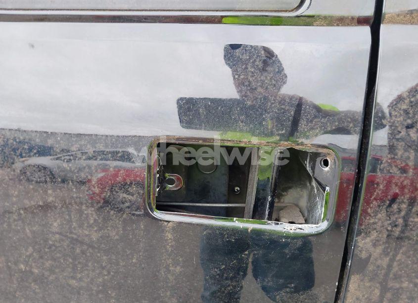 Photo 6 of 1999 Chevrolet Suburban 1500 LT (VIN 3GNFK16R4XG232727)