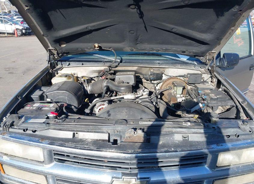 Photo 10 of 1998 Chevrolet Suburban 1500 (VIN 3GNFK16R5WG127760)