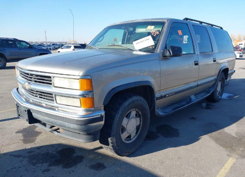 Photo 2 of 1998 Chevrolet Suburban 1500 (VIN 3GNFK16R5WG127760)