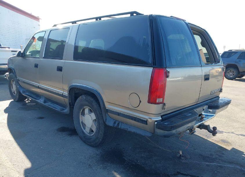 Photo 3 of 1998 Chevrolet Suburban 1500 (VIN 3GNFK16R5WG127760)