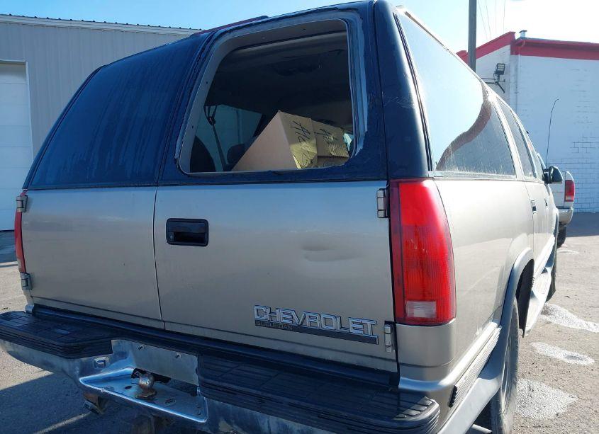 Photo 6 of 1998 Chevrolet Suburban 1500 (VIN 3GNFK16R5WG127760)