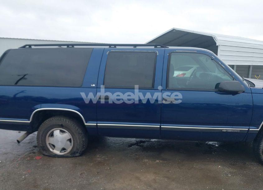 Photo 6 of 1999 Chevrolet Suburban 1500 LT (VIN 3GNFK16R6XG177360)