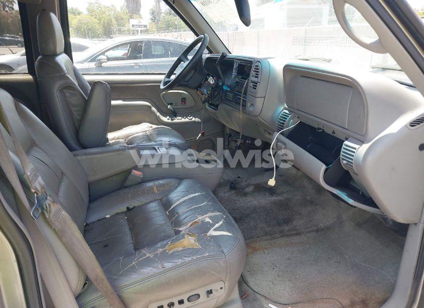 Photo 5 of 1999 Chevrolet Suburban 1500 LT (VIN 3GNFK16R7XG237811)