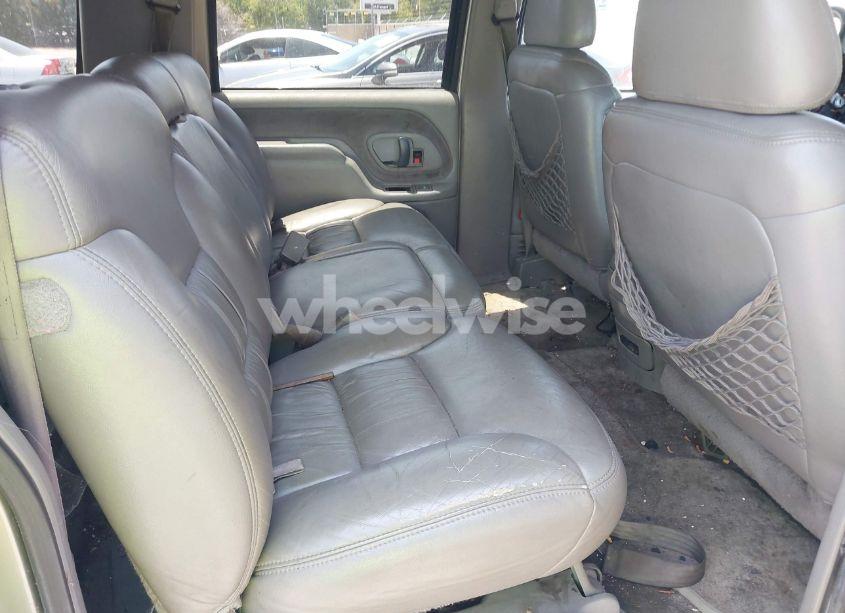 Photo 8 of 1999 Chevrolet Suburban 1500 LT (VIN 3GNFK16R7XG237811)