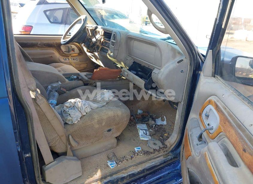 Photo 5 of 1998 Chevrolet Suburban 1500 (VIN 3GNFK16R8WG122858)