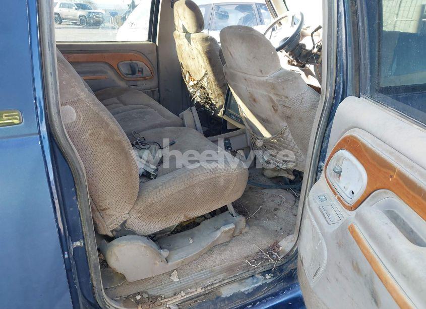 Photo 8 of 1998 Chevrolet Suburban 1500 (VIN 3GNFK16R8WG122858)