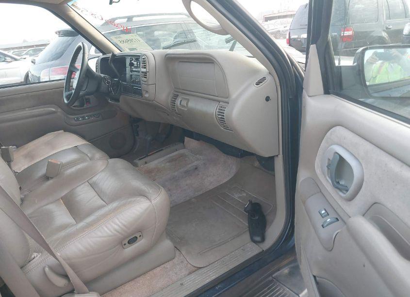 Photo 5 of 1998 Chevrolet Suburban 1500 (VIN 3GNFK16R9WG148739)