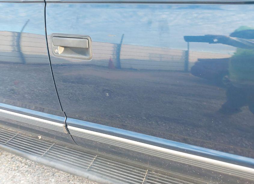 Photo 6 of 1998 Chevrolet Suburban 1500 (VIN 3GNFK16R9WG148739)