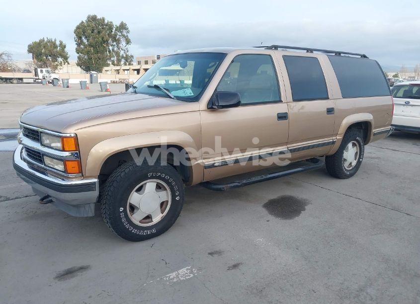 Photo 2 of 1999 Chevrolet Suburban 1500 LT (VIN 3GNFK16RXXG185042)