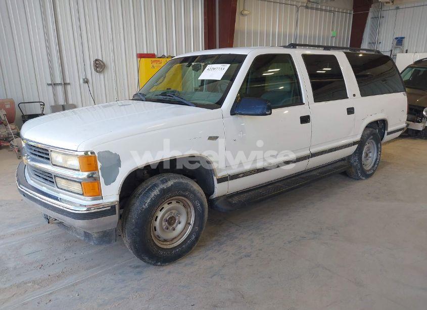Photo 2 of 1999 Chevrolet Suburban 1500 LT (VIN 3GNFK16RXXG251900)