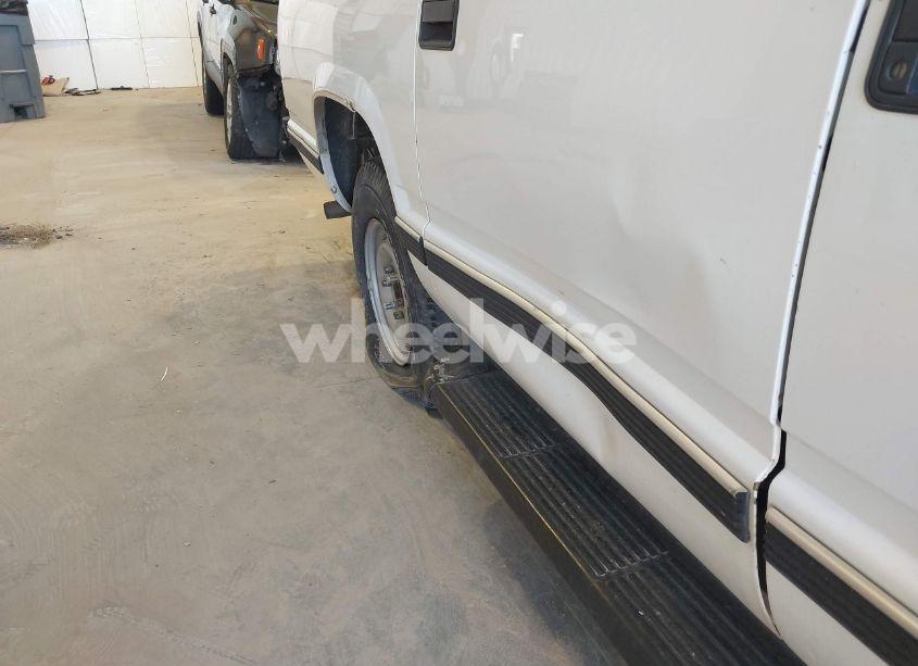 Photo 6 of 1999 Chevrolet Suburban 1500 LT (VIN 3GNFK16RXXG251900)